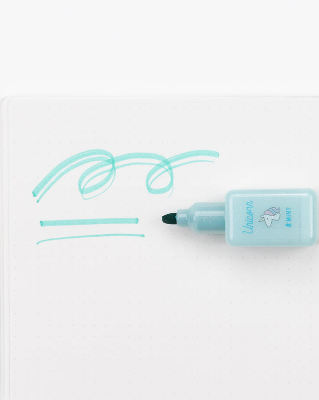 Q-LiA Pastel Manicure Marker in use