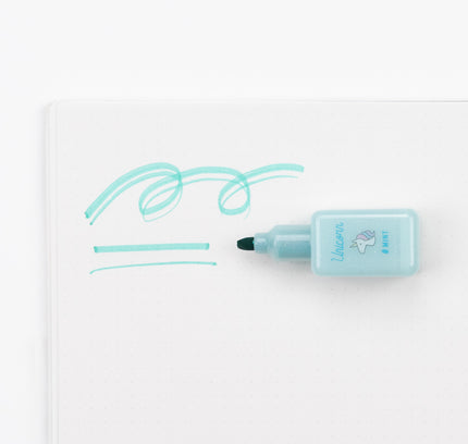 Q-LiA Pastel Manicure Marker in use