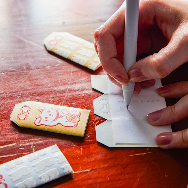 Uni-ball One　Creative color　White, Gold, Silver 0.38 From Mitsubishi Pencil